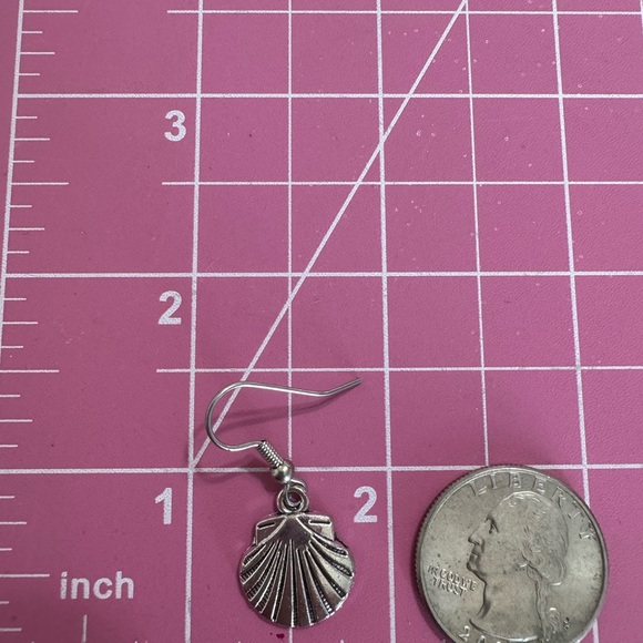 ❤️NWT BOUTIQUE WORN SILVER TONE SHELL EARRINGS - Picture 3 of 3